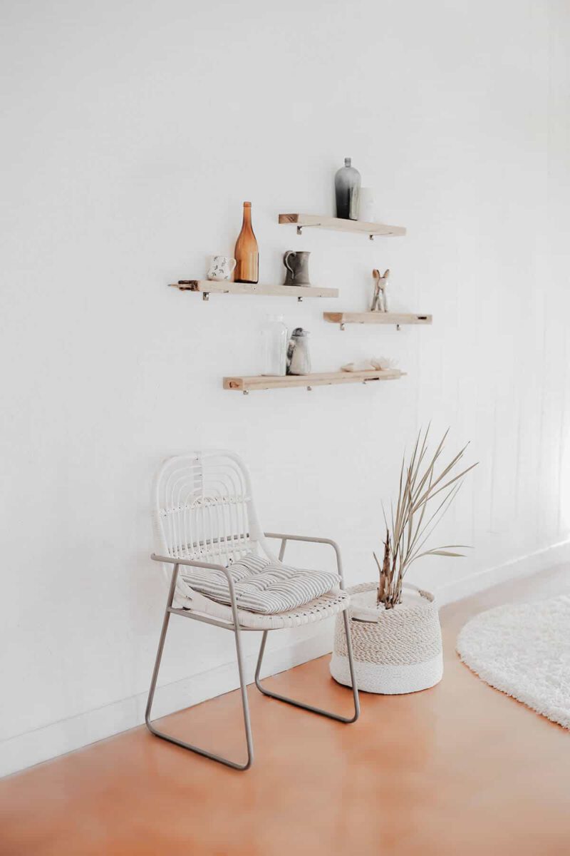 Classic brown wooden chair – Bild 3